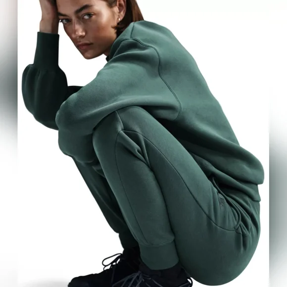 Nike Women's Sportswear Tech Fleece Oversized Crew-Neck Sweatshirt - Picture 4 of 8